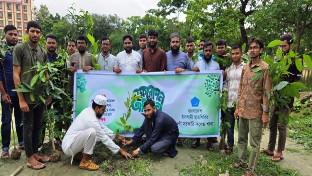 নওগাঁয় বিনামূল্যে শিক্ষার্থীদের মাঝে ছাত্রশিবিরের বৃক্ষ বিতরণ 