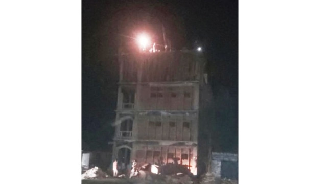 পলাশবাড়ীতে বিদ্যালয়ের ছাঁদ ঢালাই দিনের কাজ রাতের আঁধারে