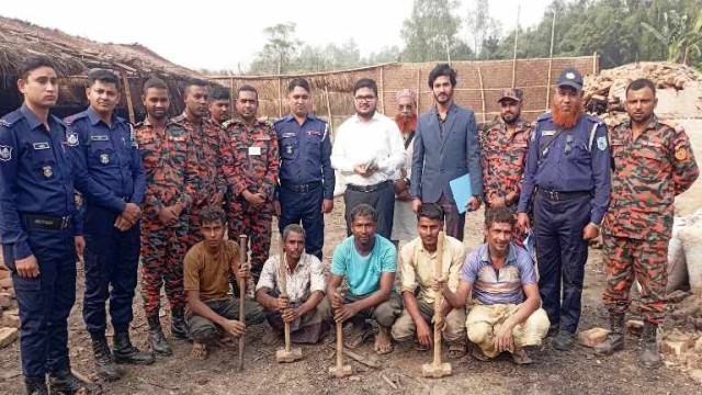 কাঠ পুড়িয়ে কয়লা তৈরির সেই কারখানার চুল্লি গুলো গুঁড়িয়ে দিল প্রশাসন