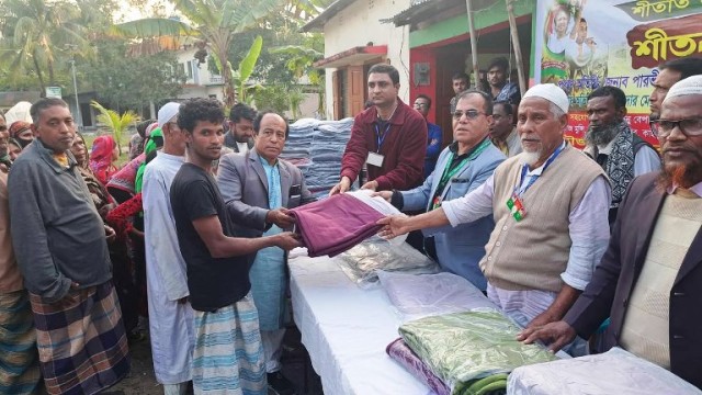 শিবচ‌রের ভদ্রাস‌নে শীতার্থদের মা‌ঝে ৩শতা‌ধিক কম্বল বিতরন