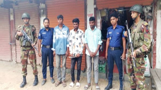 বাড়ীতে হামলা ভাংচুর,থানায় মামলা,যৌথ বাহিনীর অভিযানে আটক-৩