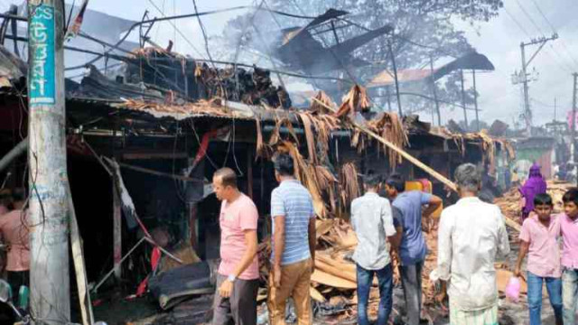 নোয়াখালীর সেনবাগের সেবারহাট বাজারে আগুন,২৫ টি দোকান পুড়ে ছাঁই, ক্ষতি ৩০ কোটি টাকারও বেশি।