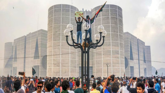 অন্তর্বর্তীকালীন সরকার পুনর্গঠনের দাবি
