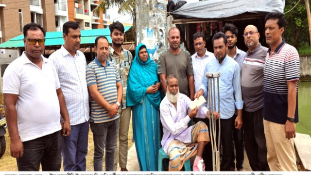 আদমদীঘিতে অসুস্থ নেতা-কর্মীকে অর্থ সহায়তা দিলো যুবদল নেতা