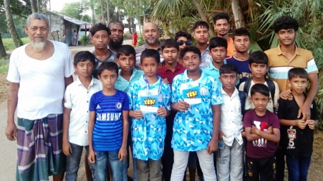 সেরা সাঁতারুর খোঁজে বাংলাদেশ আদমদীঘির দুই কিশোর ইয়েস কার্ড পেলেন