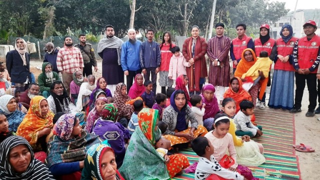 আদমদীঘি গুচ্ছগ্রামে রেডক্রিসেন্টের শীতবস্ত্র বিতরণ