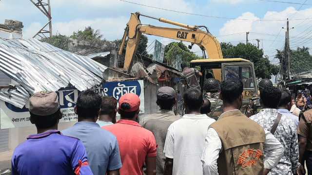 সান্তাহারে রেলওয়ের জায়গায় অবৈধ স্থাপনা উচ্ছেদ