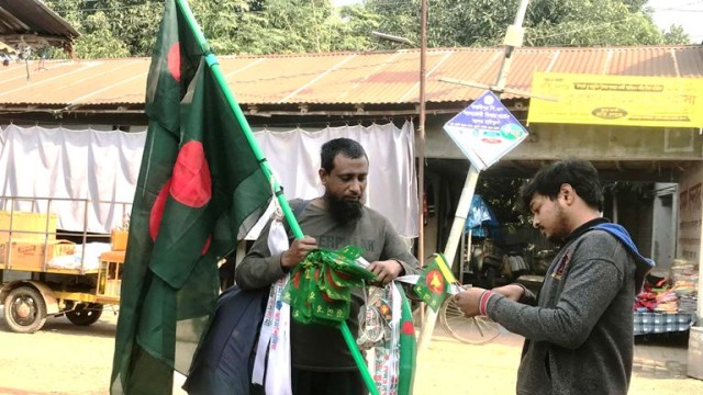 আত্রাইয়ে বিজয়ের নিশান হাতে লাল সবুজের ফেরিওয়ালা