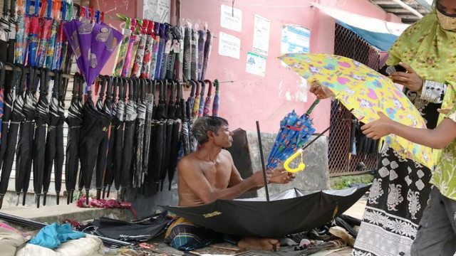 আত্রাইয়ে বর্ষার আগমনে বেড়ে যায় ছাতা কারিগরদের ব্যস্ততা