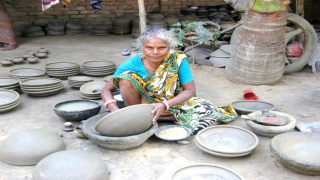 বিলীনের পথে আত্রাইয়ের ঐতিহ্যবাহী মৃৎ শিল্প 