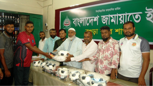 বগুড়া শহর জামায়াতের উদ্যোগে ক্রীড়া সামগ্রী বিতরণ