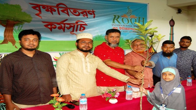 বগুড়ায় নারুলীতে রূহ মাদরাসা ছাত্র ছাত্রীদের চারা বিতরণ