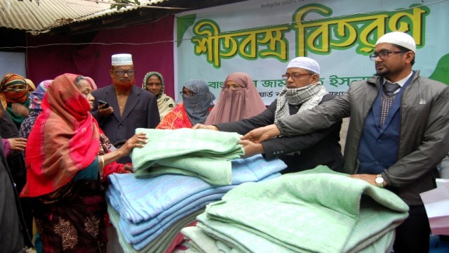 বগুড়ায় জামায়াতের শীতবস্ত্র বিতরণ