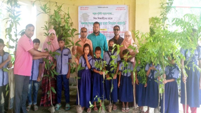 বগুড়ায় তিন শতাধিক শিক্ষার্থী পেলো ফলজ,বনজ ও ঔষধি গাছের চারা 