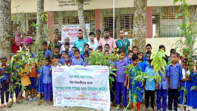 বগুড়ায় দুই শিক্ষা প্রতিষ্ঠানের শিক্ষার্থীদের গাছের চারা বিতরণ