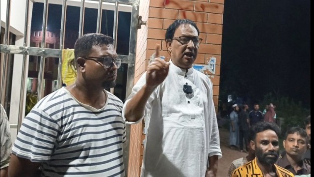 বীরগঞ্জে চেয়ারম্যানকে লাঞ্ছিত করে হানিফ মেম্বার মামলার আসামি,দল থেকে বহিস্কার।