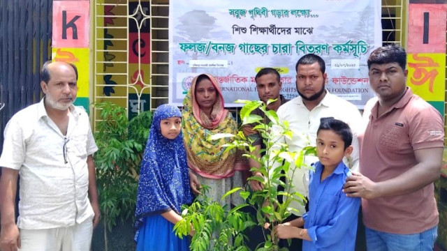 বগুড়ার সোনাতলায় শিক্ষার্থীদের মাঝে গাছের চারা বিতরণ