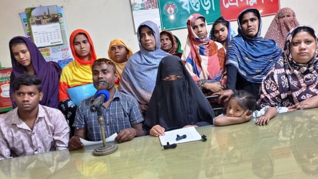 বগুড়ায় জায়গা দখল করে বাড়ি নির্মানের প্রতিবাদে সংবাদ সম্মেলন
