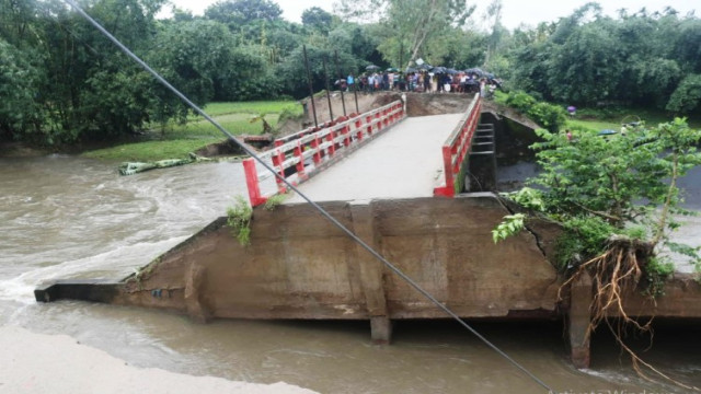 মুষলধারে বৃষ্টির পানিতে ভেঙে গেল ব্রিজ