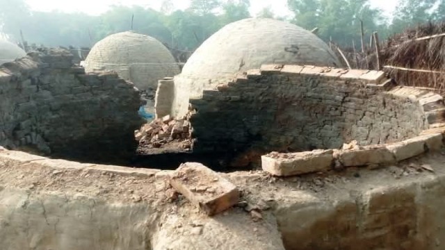 সাঘাটায় ৩ টি স্পর্টে ১৮ টি অবৈধ কারখানার চুল্লি ভেঙ্গে দিয়েছে প্রশাসন 