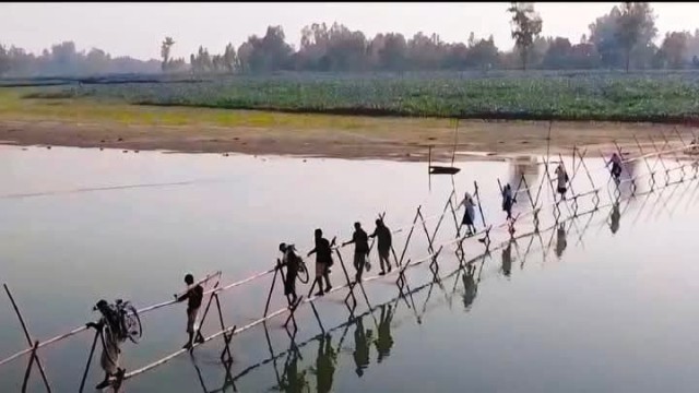 পলাশবাড়ীতে ৫ গ্রামের মানুষের একমাত্র ভরসা বাঁশের সাঁকো