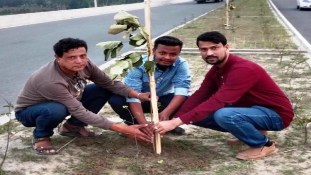 খবরবাড়ি24.com এর ৮ম প্রতিষ্ঠাবার্ষিকী উপলক্ষে পলাশ ফুলের চারাগাছ রোপণ