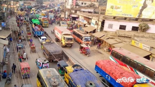 ঈদুল ফিতর কে সামনে রেখে পলাশবাড়ীতে যানজটের আশঙ্কা 