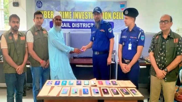 নড়াইলে হারিয়ে যাওয়া ২২টি মোবাইল ও নগদ টাকা উদ্ধার মালিকদের নিকট হস্তান্তর