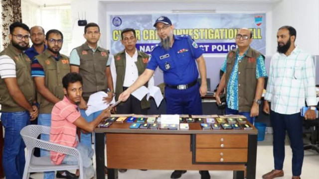 নড়াইলে হারিয়ে যাওয়া মোবাইল ও নগদ টাকা উদ্ধার করে আনুষ্ঠানিক ভাবে হস্তান্তর 