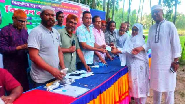 ঘোড়াঘাটে পৌর বি,এন,পির নতুন সদস্য ও নবায়নকৃত সদস্যদের মাঝে রশিদ বিতরন