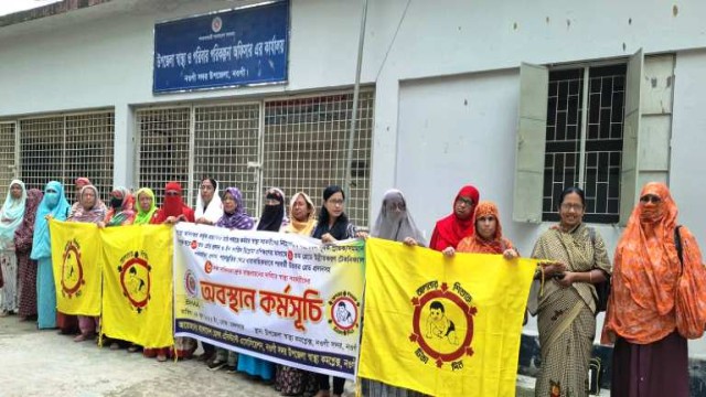 ৬ দফা দাবিতে নওগাঁয় স্বাস্থ্য সহকারীদের অবস্থান কর্মসূচি