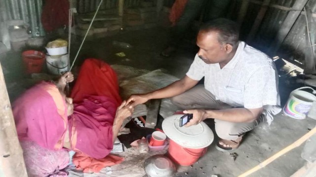 বৃদ্ধার পাশে দাঁড়ালেন জামালপুর সদরের নির্বাহী কর্মকর্তা সহ অনেকেই 