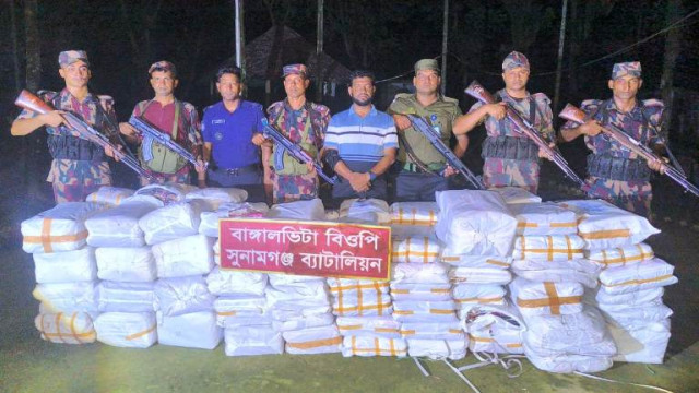 সুনামগঞ্জের মধ্যনগরে কোটি টাকার ভারতীয় কাপড় আটক।