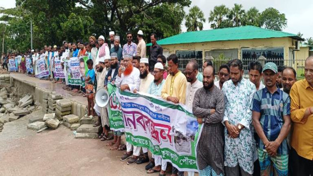 কুয়াকাটা সৈকতে ভয়াবহ ভাঙন,প্রতিরোধে সর্বস্তরের মানুষের মানববন্ধন