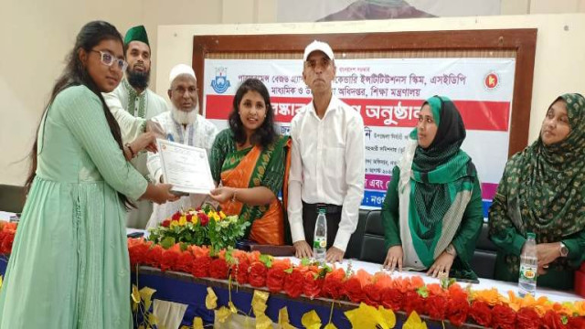 বদলগাছীতে পারফরমেন্স বেজড গ্র্যান্টস স্কিমের আওতায় পুরষ্কার বিতরণ অনুষ্ঠিত