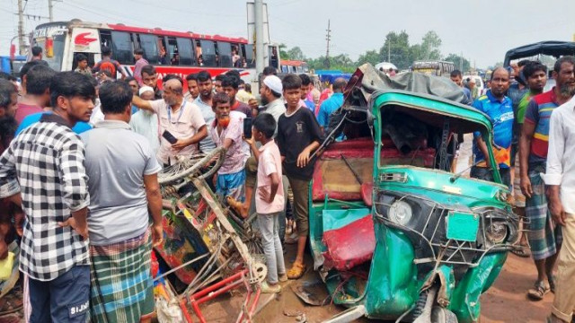 বগুড়ায় বাসের নিয়ন্ত্রণ হারিয়ে দুই সিএনজি-রিকশাকে চাপায়,আহত ৮