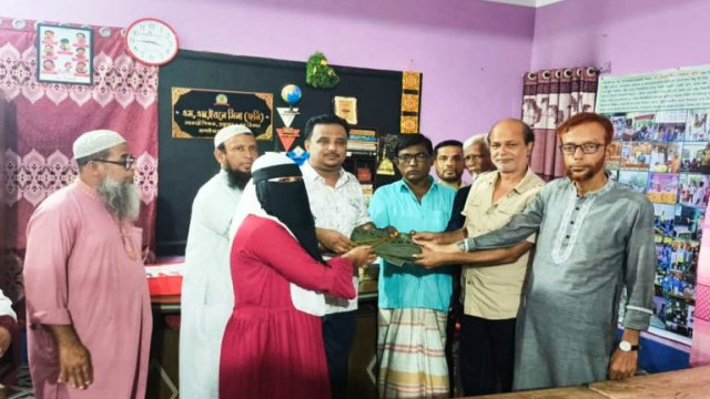 আত্রাইয়ে নিয়মিত নামাজ পড়ে পুরস্কার পেল ১০ শিক্ষার্থী