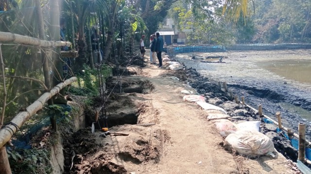 বালিয়ায় আওয়ামীলীগ নেতার বিরুদ্ধে জনসাধারণের চলাচলের রাস্তায় বাউন্ডারি করার অভিযোগ  