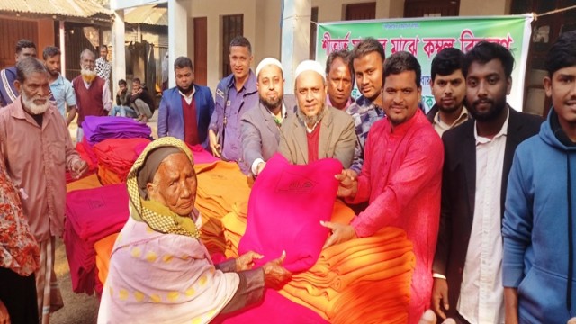 পীরগঞ্জে শীতার্তদের মাঝে আল-আরাফাহ্ ইসলামী ব্যাংকের কম্বল বিতরণ 