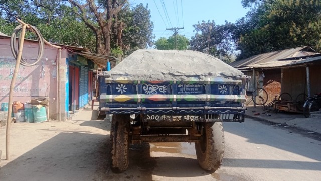 পীরগঞ্জের ধুলাবালির উড়িয়ে দাপিয়ে বেড়াচ্ছে রেজিষ্ট্রেশন বিহীন গাড়ি