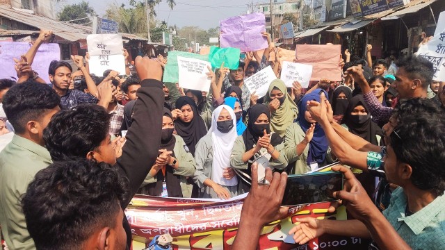 দেশ সংস্কারের আগে নারীদের নিরাপত্তা নিশ্চিত করুন ভোলার মানববন্ধনে শিক্ষার্থীরা