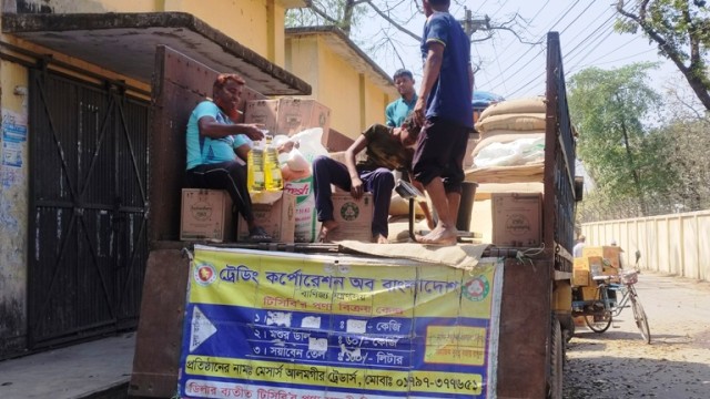 হিলিতে স্বল্পমূল্যে স্মার্ট কার্ডের মাধ্যমে টিসিবি পণ্য বিক্রি শুরু