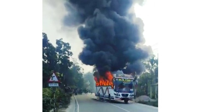 জামালপুরে অনির্দিষ্টকালের পরিবহণ ধর্মঘট দূভোগে যাত্রীরা।