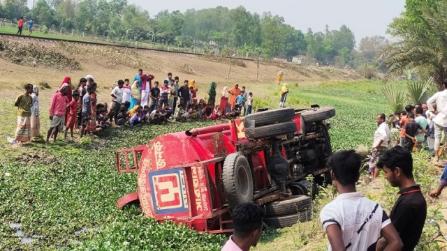 হিলিতে তেলের লড়ি উল্টে দুই জনের মৃত্যু