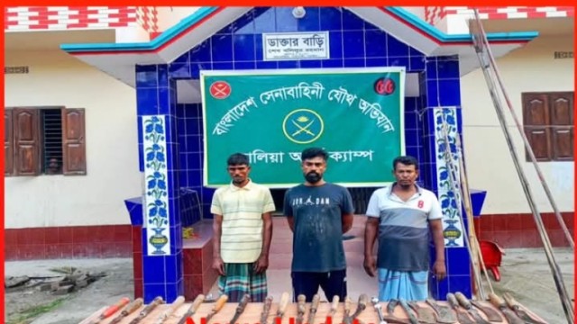নড়াইলে সেনা-পুলিশের অভিযানে পিস্তল ও দেশীয় অস্ত্র তিনজন গ্রেফতার 