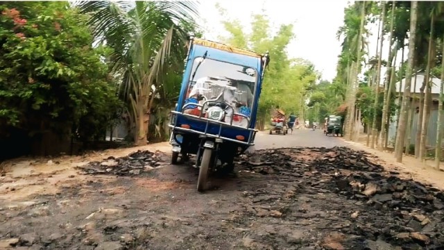 ভূরুঙ্গামারীতে ১৮ কোটি টাকা ব্যয়ে রাস্তা কাজ শেষ না হতেই উঠে যাচ্ছে পিচের ঢালাই।