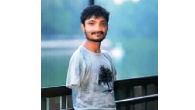 পা দিয়ে লিখে বিশ্ববিদ্যালয়ে চান্স,কুড়িগ্রামেরচ অদম্য মানিকের জয়গাথা