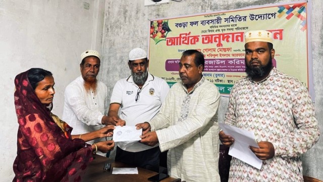 বগুড়ায় ফল ব্যবসায়ী সমিতির সদস্যদের মাঝে অনুদানের চেক বিতরণ
