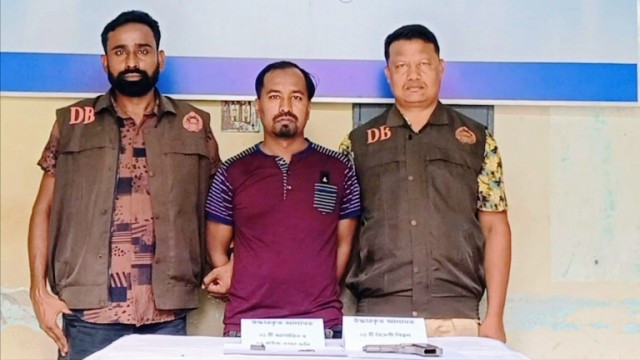বগুড়ায় বিদেশী পিস্তল ও তাজাগুলিসহ সন্ত্রাসী রহিম গ্রেপ্তার