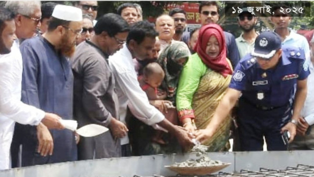 কুড়িগ্রামে জুলাই শহীদ স্মৃতিস্তম্ভের ফলক উন্মোচন করলেন জেলা প্রশাসক